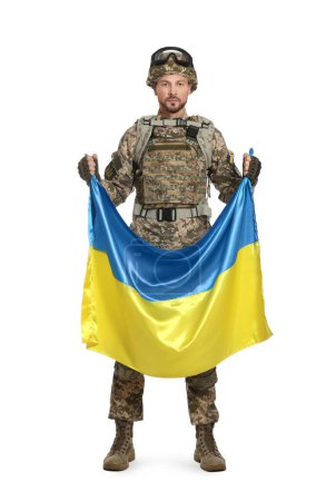 Foto de Soldado en uniforme militar con bandera ucraniana sobre fondo blanco - Imagen libre de derechos