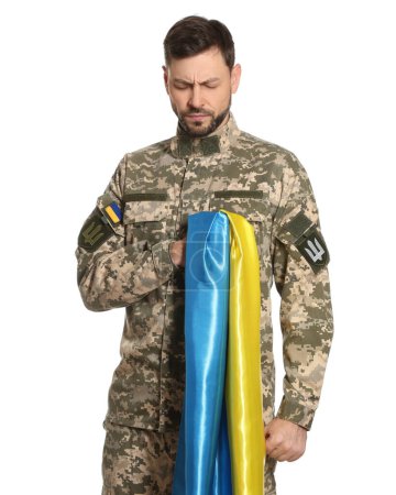 Soldat en uniforme militaire avec drapeau ukrainien sur fond blanc
