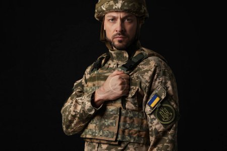 Foto de Soldado en uniforme militar ucraniano sobre fondo negro - Imagen libre de derechos