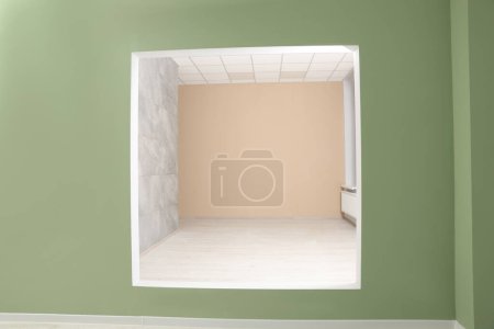 Téléchargez les photos : Salle de bureau vide avec des murs de couleur. Ouverture pour fausse fenêtre - en image libre de droit
