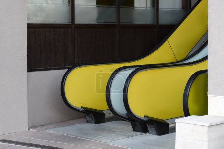 Téléchargez les photos : Vue sur escaliers mécaniques parallèles vides avec balustrades jaunes, espace pour le texte - en image libre de droit