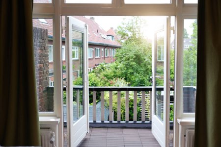 Téléchargez les photos : Belle vue sur balcon et cour intérieure avec des arbres verts de l'appartement - en image libre de droit