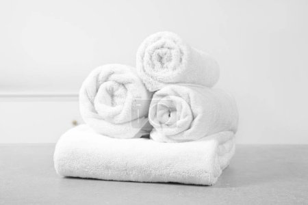Téléchargez les photos : Nettoyer serviettes roulées douces sur table blanche - en image libre de droit