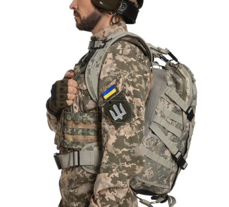 Soldat avec drapeau ukrainien et trident en uniforme militaire sur fond blanc, gros plan
