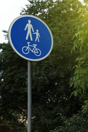 Foto de Señal de tráfico ciclistas y peatones Solo en el parque - Imagen libre de derechos