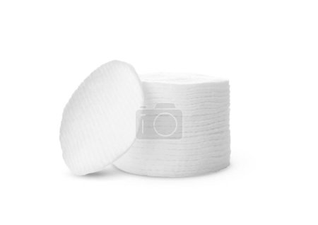 Empilement de tampons en coton doux et propre isolés sur du blanc