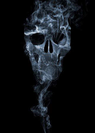 Silhouette de crâne effrayant fait de fumée dans l'obscurité