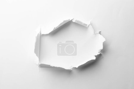 Téléchargez les photos : Trou en papier blanc sur fond clair - en image libre de droit