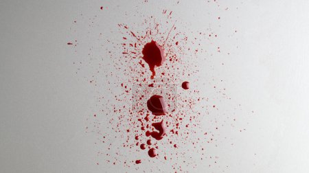 Téléchargez les photos : Tache et éclaboussures de sang sur fond gris clair, vue de dessus - en image libre de droit