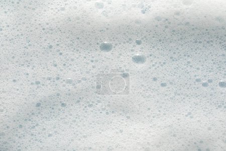 Téléchargez les photos : Mousse de lavage blanche comme fond, vue de dessus - en image libre de droit