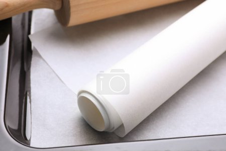 Téléchargez les photos : Papier sulfurisé et rouleau à pâtisserie en gros plan - en image libre de droit