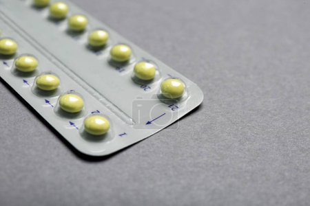 Téléchargez les photos : Pilules contraceptives sur fond gris, gros plan. Espace pour le texte - en image libre de droit
