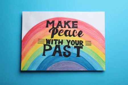 Téléchargez les photos : Peinture avec arc-en-ciel et phrase affirmant la vie Faites la paix avec votre passé sur fond bleu clair - en image libre de droit