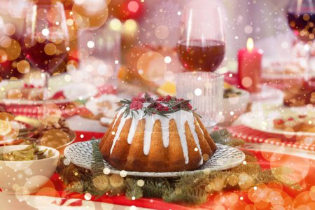 Foto de Cena festiva con delicioso pastel servido en la mesa en el interior. Fiesta de Nochebuena - Imagen libre de derechos