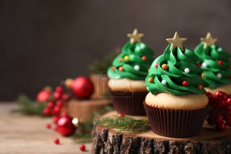 Téléchargez les photos : Cupcakes en forme d'arbre de Noël sur support en bois, gros plan. Espace pour le texte - en image libre de droit