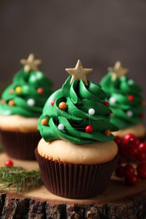 Téléchargez les photos : Cupcakes en forme d'arbre de Noël sur support en bois, gros plan - en image libre de droit