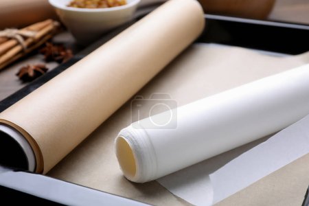 Téléchargez les photos : Rouleaux de papier sulfurisé sur table, en gros plan - en image libre de droit