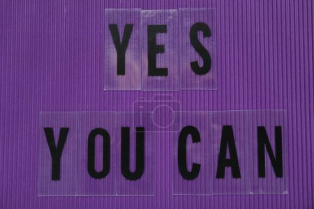 Téléchargez les photos : Phrase Oui Vous pouvez de lettres en plastique sur fond violet, vue du dessus. Citation motivationnelle - en image libre de droit