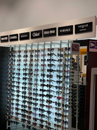 Téléchargez les photos : Pologne, Varsovie - 12 juillet 2022 : De nombreuses lunettes de soleil élégantes de marques populaires sur des supports dans le centre commercial - en image libre de droit