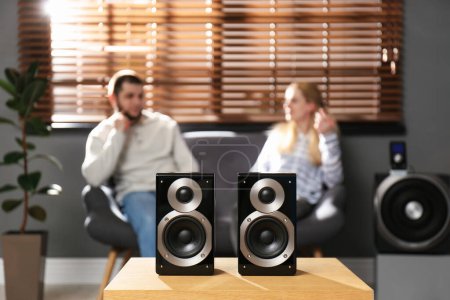 Menschen genießen Musik mit moderner Lautsprecheranlage im Wohnzimmer