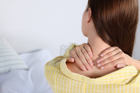Frau leidet unter Nackenschmerzen in geschlossenen Räumen, Nahaufnahme