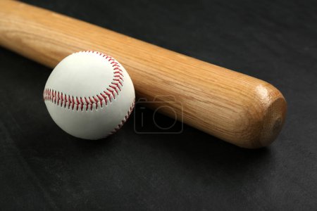 Téléchargez les photos : Baseball batte et balle sur fond noir. Equipements sportifs - en image libre de droit