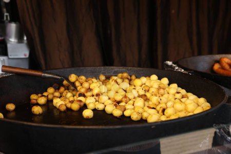 Téléchargez les photos : Délicieuses pommes de terre rôties dans une poêle à frire à l'intérieur - en image libre de droit