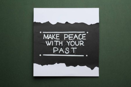 Téléchargez les photos : Carte avec phrase affirmant la vie Faire la paix avec votre passé sur fond vert foncé - en image libre de droit