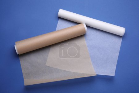 Téléchargez les photos : Rouleaux de papier cuisson sur fond bleu, vue de dessus - en image libre de droit