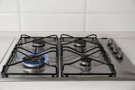 Foto de Cocina de gas con llama azul ardiente en la cocina - Imagen libre de derechos