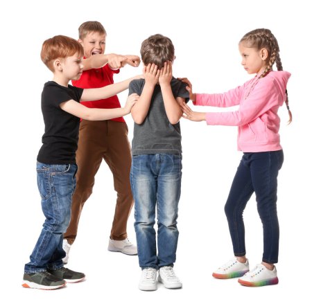 Foto de Niños bullying molesto chico sobre fondo blanco - Imagen libre de derechos