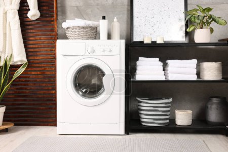 Foto de Elegante lavadero con lavadora moderna. Diseño de interiores - Imagen libre de derechos
