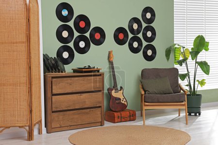 Téléchargez les photos : Salon intérieur décoré avec des disques vinyle - en image libre de droit