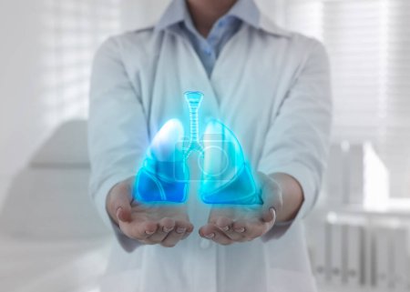 Foto de Doctor demostrando imagen digital de pulmones humanos en interiores, primer plano - Imagen libre de derechos