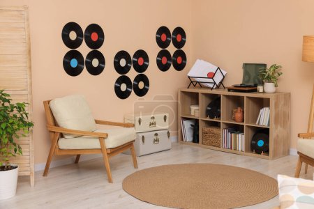 Téléchargez les photos : Salon intérieur décoré avec des disques vinyle - en image libre de droit
