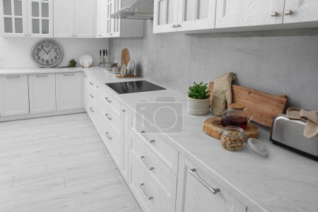 Foto de Hermoso interior de cocina con cocina moderna y muebles elegantes - Imagen libre de derechos