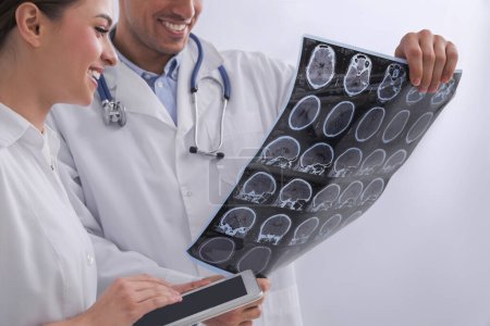 Foto de Médicos examinando imágenes de resonancia magnética de pacientes con esclerosis múltiple en la clínica - Imagen libre de derechos