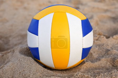 Téléchargez les photos : Ballon de volley-ball coloré sur la plage de sable, gros plan - en image libre de droit