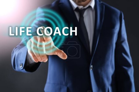 Life-Coaching-Konzept. Geschäftsmann berührt virtuellen Bildschirm auf dunklem Hintergrund, Nahaufnahme