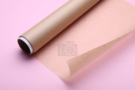 Téléchargez les photos : Rouleau de papier cuisson sur fond rose, gros plan - en image libre de droit