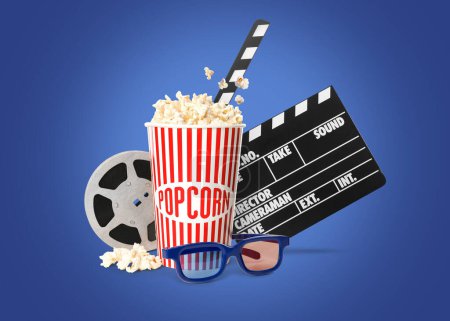Foto de Película clapper, maíz pop, gafas 3D y carrete de película sobre fondo azul. Diseño de collage - Imagen libre de derechos