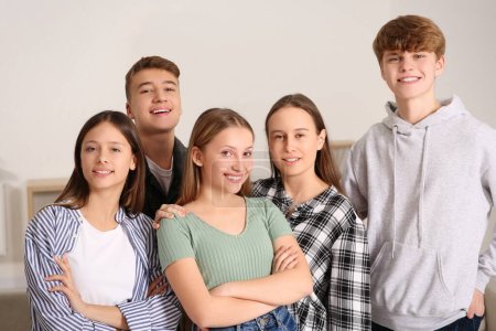 Téléchargez les photos : Groupe d'adolescents heureux ensemble à la maison - en image libre de droit