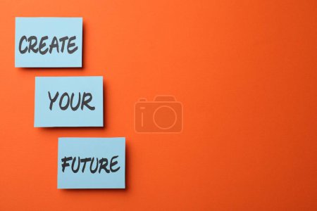 Téléchargez les photos : Expression motivationnelle Créer votre avenir faite de notes collantes avec des mots sur fond orange. Espace pour le texte - en image libre de droit