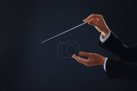 Foto de Conductor profesional con bastón sobre fondo negro, primer plano. Espacio para texto - Imagen libre de derechos