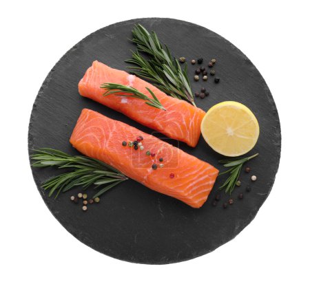Téléchargez les photos : Morceaux de saumon cru frais, épices et citron sur fond blanc, vue de dessus - en image libre de droit