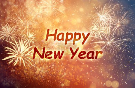 Foto de Texto Feliz Año Nuevo en el fondo festivo con fuegos artificiales, efecto bokeh - Imagen libre de derechos