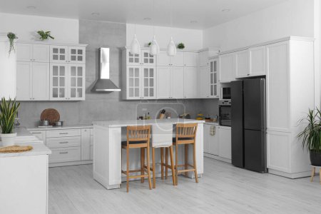 Foto de Hermoso interior de la cocina con muebles modernos y elegantes - Imagen libre de derechos