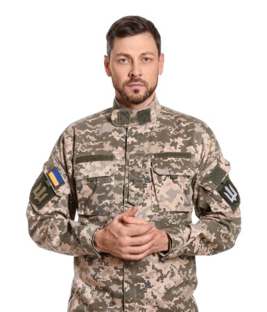 Soldat ukrainien en uniforme militaire sur fond blanc