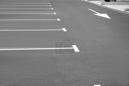 Téléchargez les photos : Parking peint en blanc et marquage des flèches sur asphalte à l'extérieur - en image libre de droit