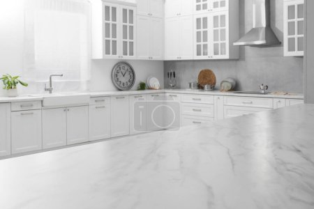 Stilvolle Arbeitsplatte aus weißem Marmor in der Küche. Innenarchitektur